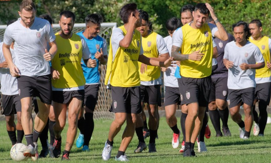 Foto Pemanasan Sebelum bermain Sepakbola