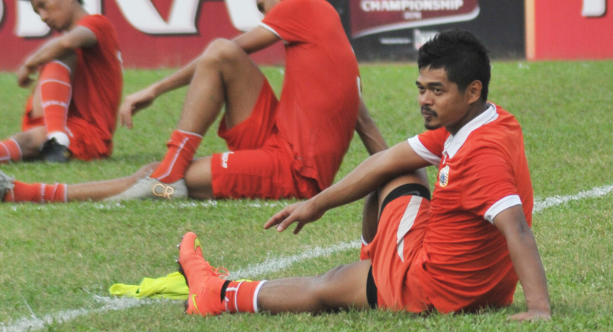 bambang pamungkas coolingdown setelah bermain sepakbola